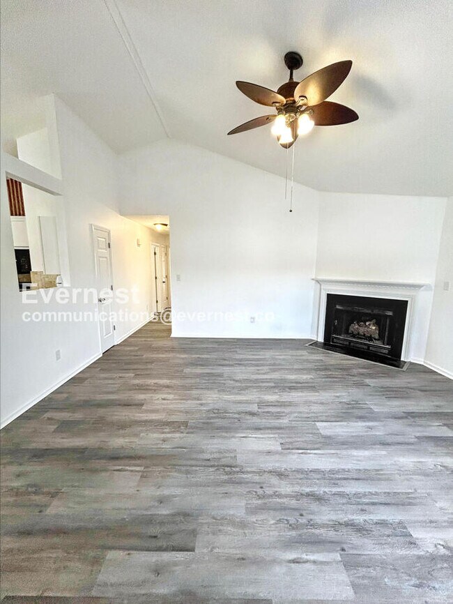 Foto del edificio - 3214 Westbury Dr