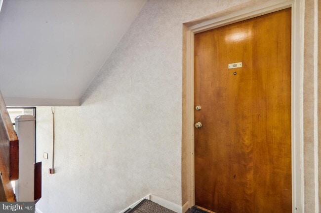 Building Photo - 11507 Amherst Ave