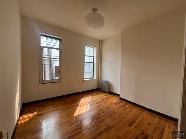 Building Photo - 344 E 9th St
