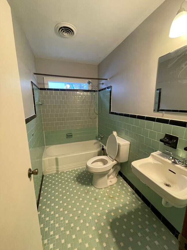 Building Photo - 2 bedroom 1 bathroom Duplex style home ava...