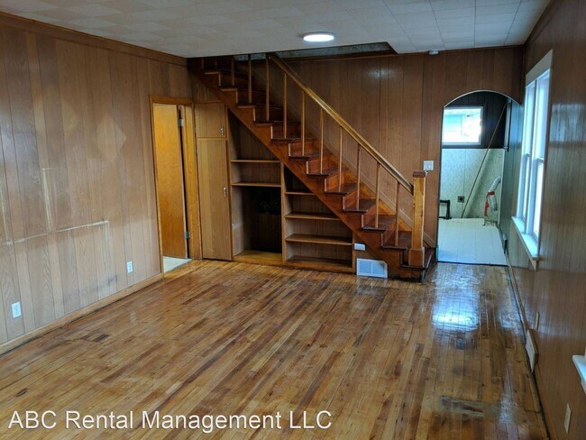 Building Photo - 4 br, 1.5 bath House - 325 E Wisconsin Avenue
