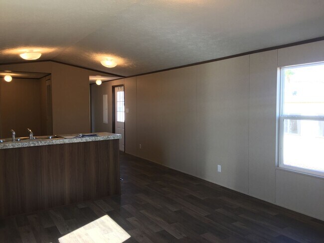 Foto del edificio - 2-Bedroom Home, minutes Away from the Colo...