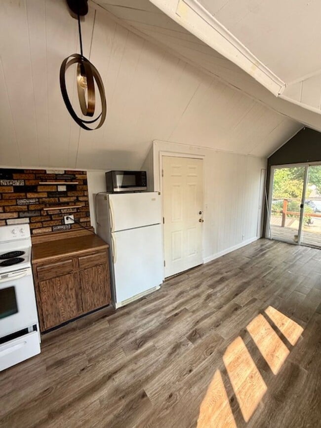 Foto del edificio - Studio Apartment for Rent – Steps from MSU!