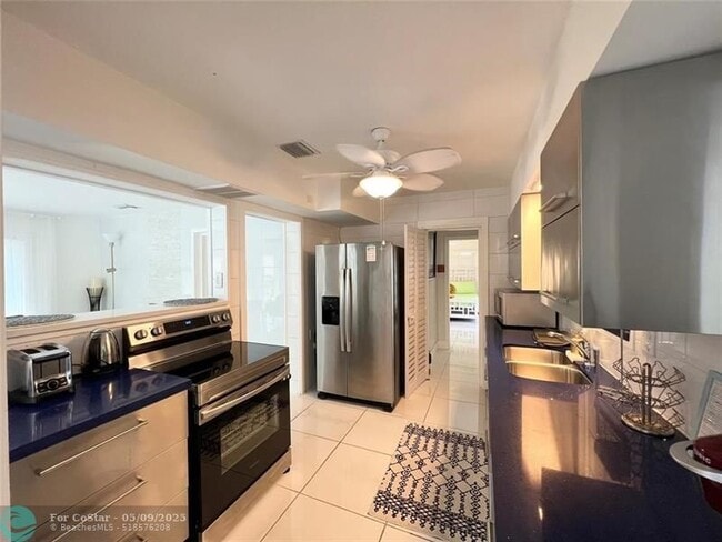 Building Photo - 4430 Sea Grape Dr