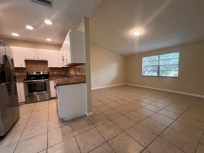 Foto del edificio - 423 Glenwood Dr
