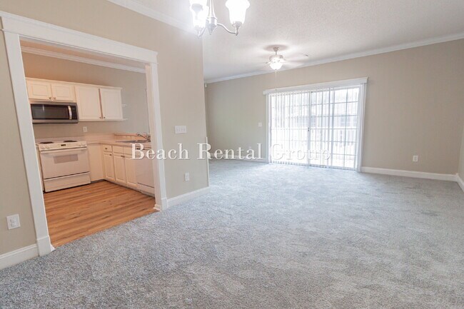 Foto del edificio - Open and Inviting End Unit