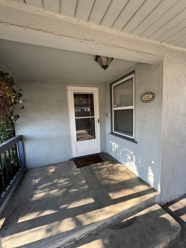 Building Photo - 1201 W Elm St