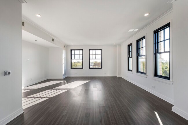 Building Photo - Renovated Luxury Studios at Waterfront!