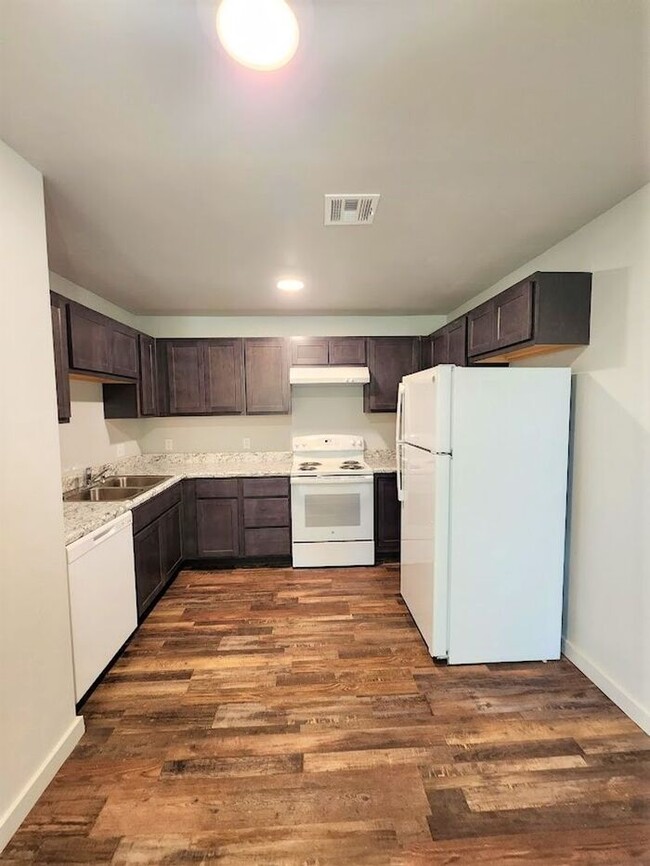 Foto del edificio - New 3 Bed 2 Bath Duplexes SW 40th & Shields Blvd