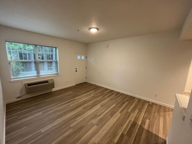 Building Photo - Beautifully Updated Lower Level 2 Bedroom ...