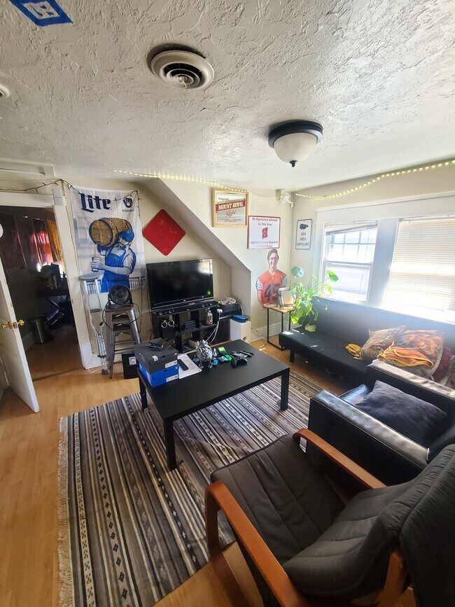 Building Photo - Cozy 3BED/1BATH Eastside 3rd Floor Unit