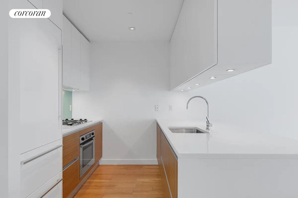 Building Photo - 555 W 59th St