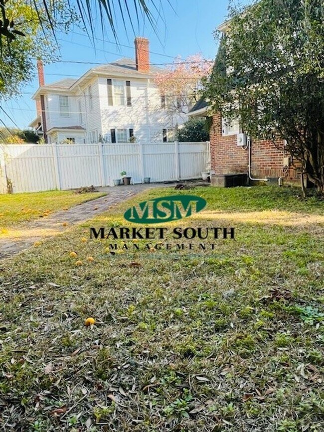 Foto del edificio - 3 Bedroom Beauty Loaded With Charm & Character