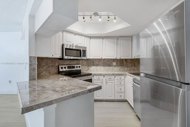 Building Photo - 8333 Lake Dr