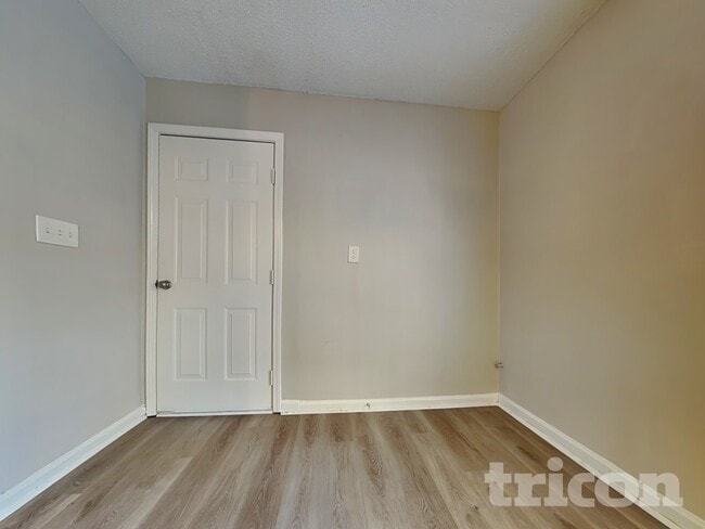 Foto del edificio - 404 Wolf Creek Ct