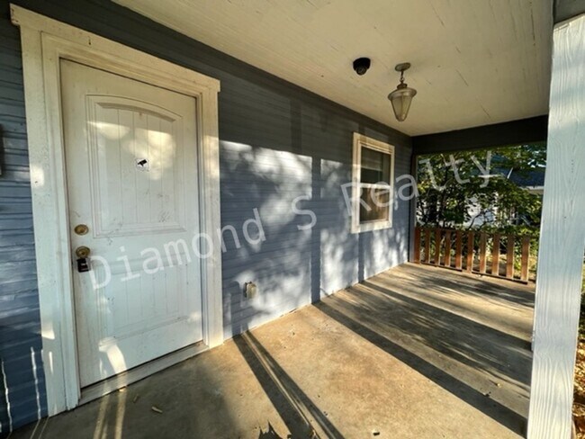 Foto del edificio - Charming Bungalow Available Early July