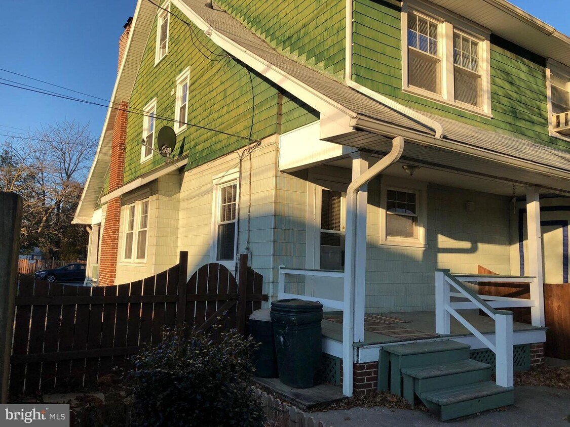 Primary Photo - 827 Virginia Ave