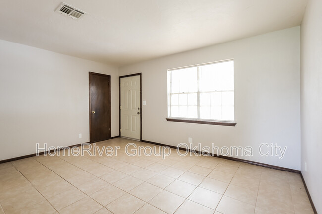 Foto del edificio - 335 E Hillcrest Ln