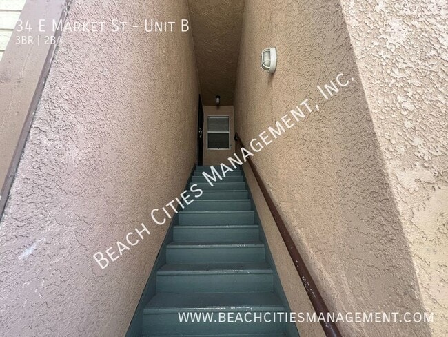 Building Photo - Beautifully renovated 3-bedroom, 2-bathroo...