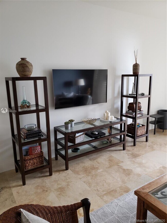 Foto del edificio - 251 Crandon Blvd