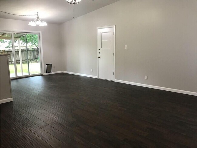 Foto del edificio - 8202 Renton Dr