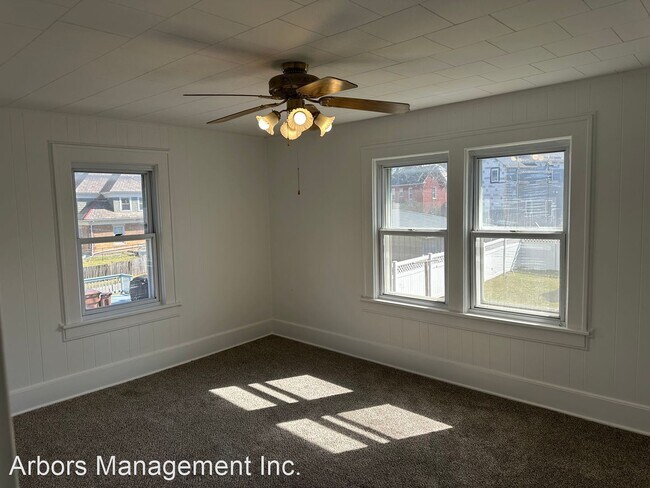 Foto del edificio - 4 br, 1.5 bath House - 524 Stewart Avenue