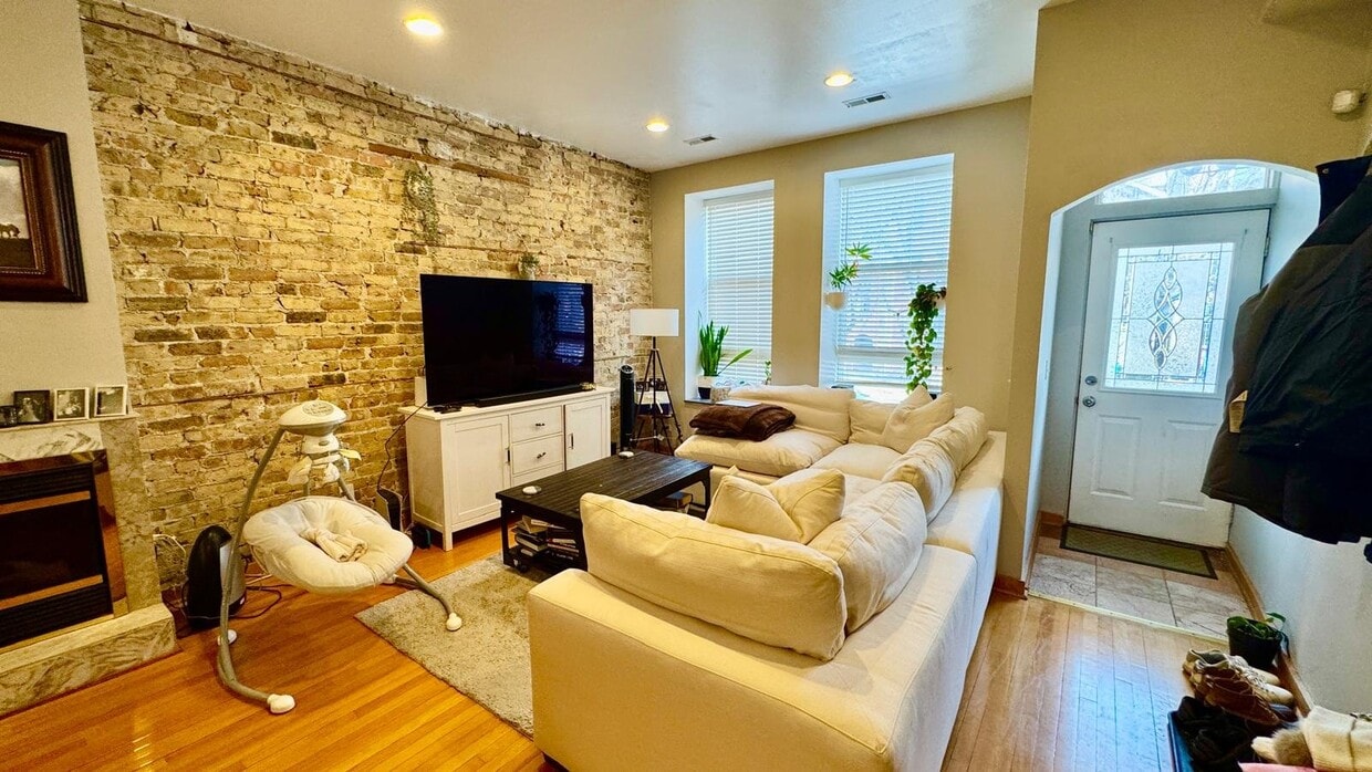 Photo - 1453 W Cortez St (Chicago, IL)