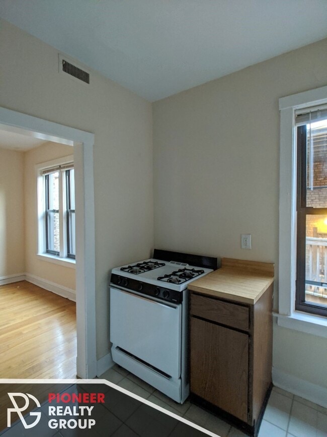 Building Photo - 3517 N Racine Ave