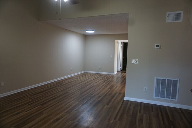Foto del edificio - 2 Bedroom End Unit Townhome Near NAS