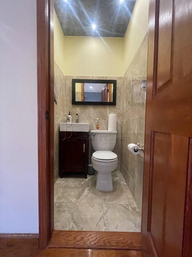 Building Photo - Townhouse w/ Driveway & Huge Outdoor Space...