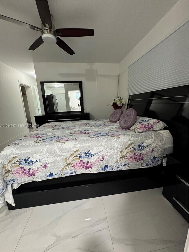 Foto del edificio - 19035 NW 11th Ct