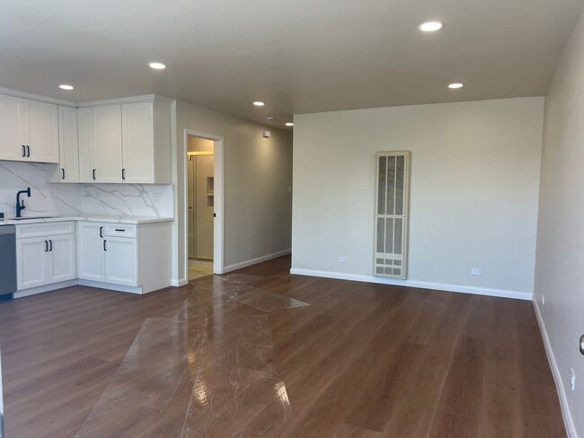 Building Photo - Light, bright & all NEW inside. Beautiful upgrades in this naturally bright 2 bd, 1 ba unit with ...
