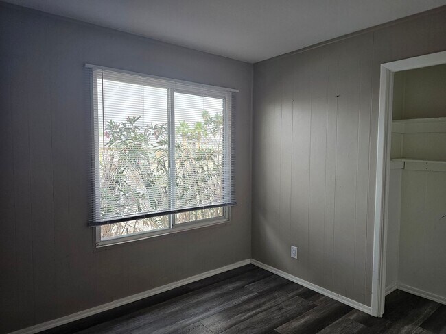 Foto del edificio - MOVE IN SPECIAL ONE MONTH FREE RENT!!Unfur...