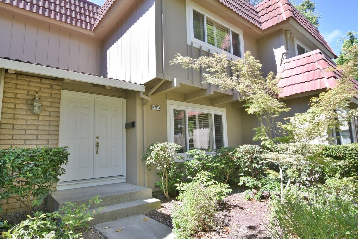 Primary Photo - Beautiful Updated 3 Bedroom 2.5 Bath Townh...