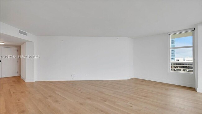 Foto del edificio - 555 NE 34th St