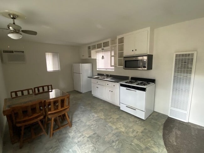 Building Photo - 982 Woodland Dr