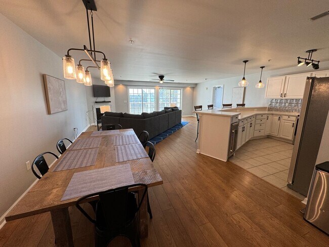 Building Photo - Waterfront condo, located just a mile to R...