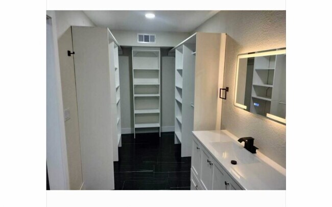 Foto del edificio - 6264 W Desert Inn Rd