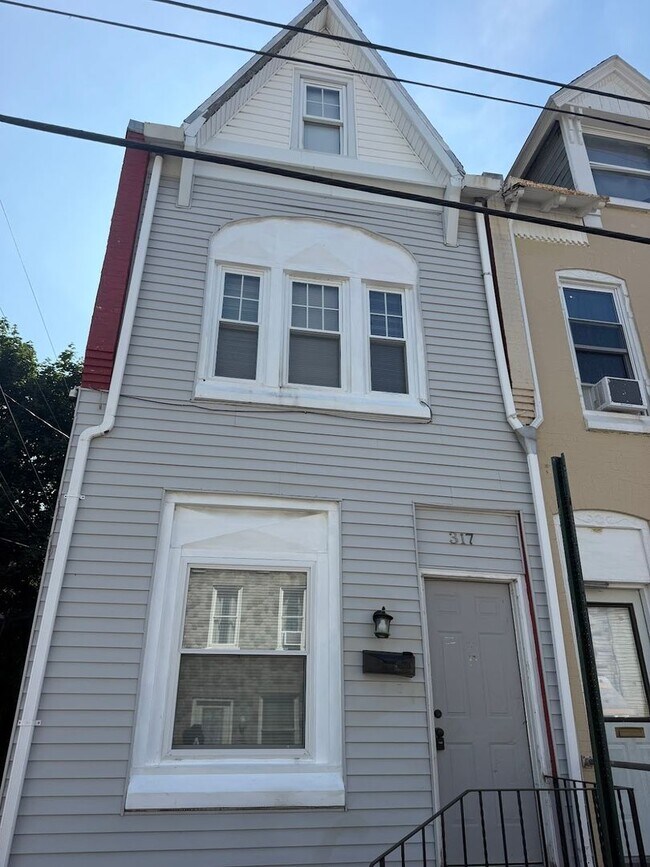 Building Photo - 317 Wunder St