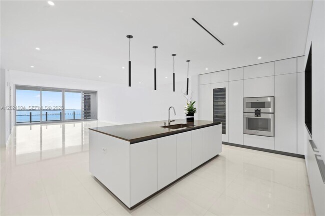 Building Photo - 300 Biscayne Blvd Way