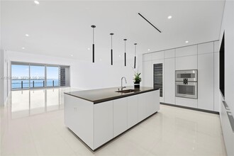 Building Photo - 300 Biscayne Blvd Way