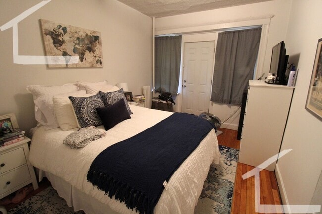 Building Photo - 9/1 Charming 1BR with balcony, heat inc on...