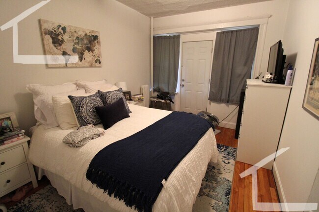 Foto del edificio - 9/1 Charming 1BR with balcony, heat inc on...