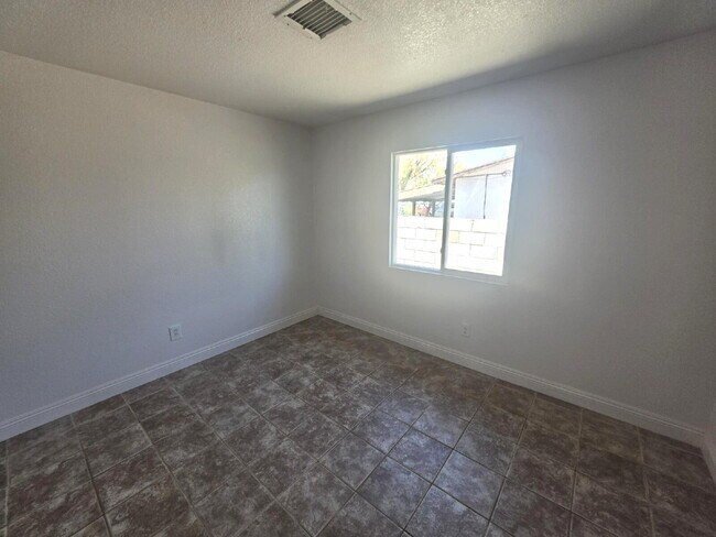 Foto del edificio - "Cozy 2-Bedroom Haven in North Las Vegas – 810 Sq Ft of Comfort on Harvard St!"