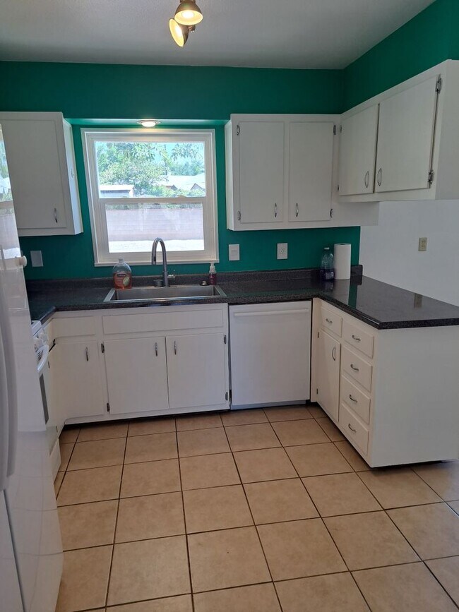 Foto del edificio - 3 BED 2 BATH SINGLE FAMILY HOME IN *CONVENIENTLY* LOCATED ALBUQUERQUE NEIGHBORHOOD!