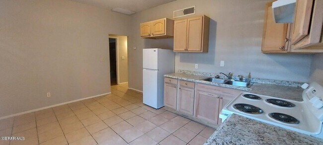 Building Photo - 1305 E San Antonio Ave