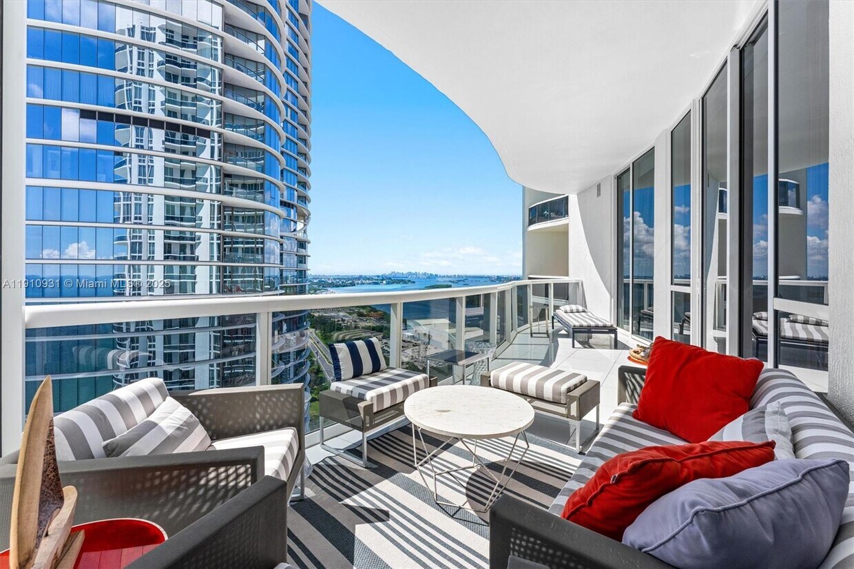 Foto principal - 15811 Collins Ave
