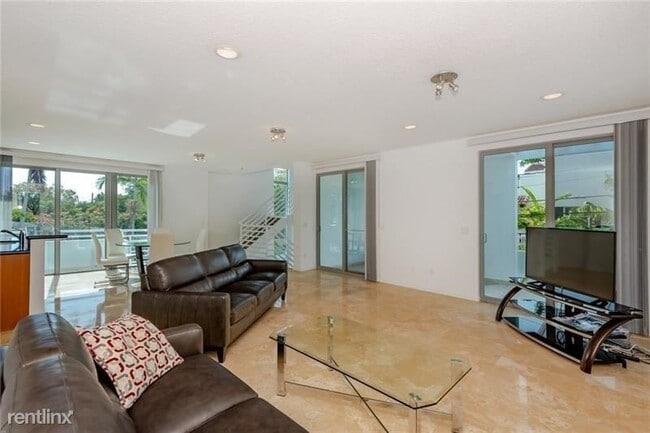 Building Photo - 3 br, 3.5 bath Townhome - 561 NE 15th Ave ...