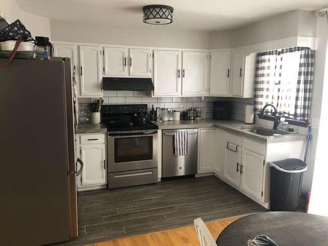 Building Photo - 27 Ashdown Rd