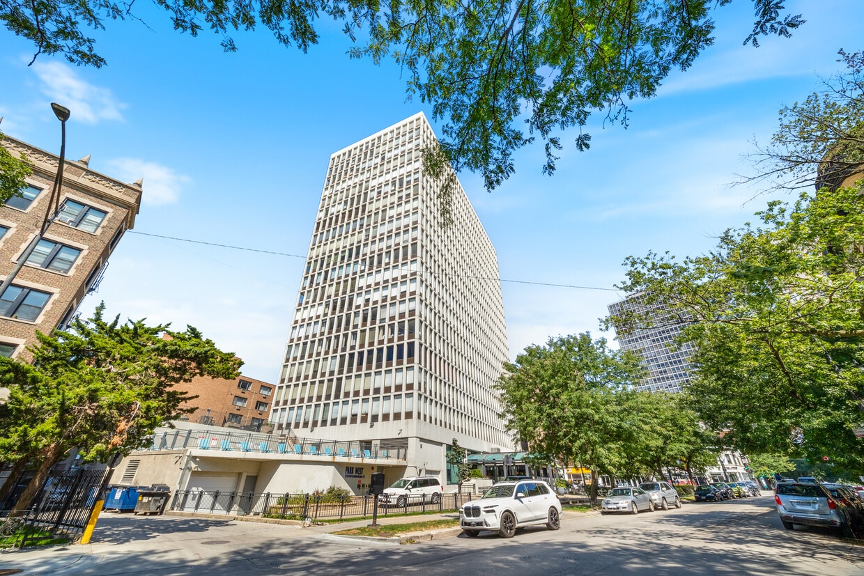 Foto principal - 345 W Fullerton Pkwy
